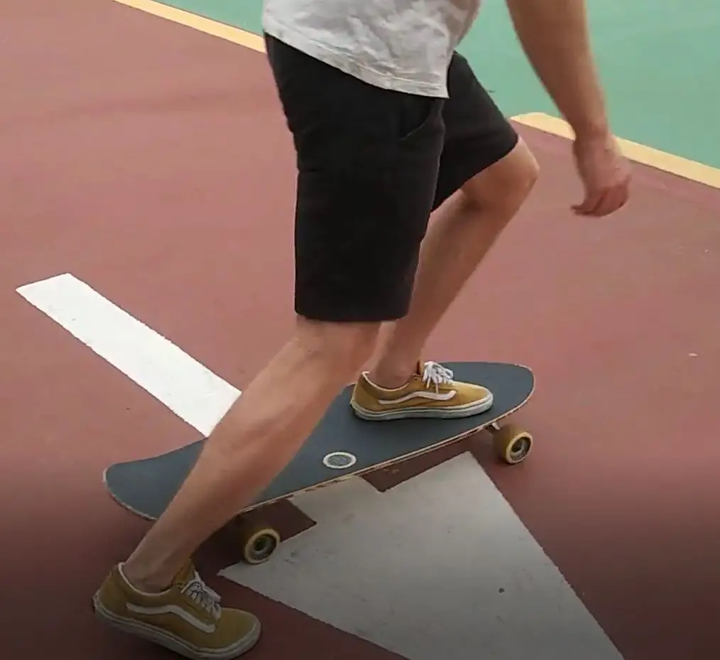 kimplante Se tilbage Postkort How to Push Your Longboard- A Visual Guide For Beginners